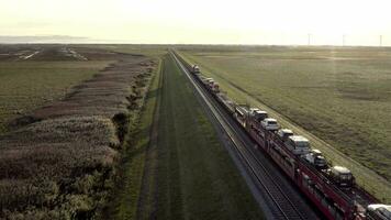moto trilho trem carregando veículos e passageiros em uma viagem video