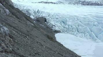 fotógrafo explorador un glaciar en Islandia video