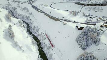 nieve tren en Suiza usado a lanzadera pasajeros y esquiadores a esquí resorts video
