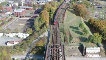 cargaison train traversée un le fer pont couvrant une rivière video