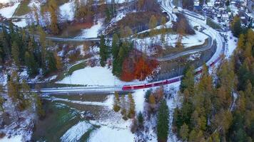 un tren en Suiza partiendo un pueblo a transporte turistas y viajeros video