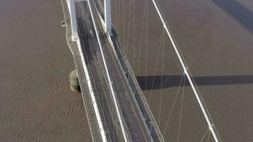 carros y vehículos cruce el severn puente en el Reino Unido aéreo ver video