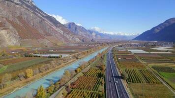 a valais vinho região dentro Suíça aéreo Visão video