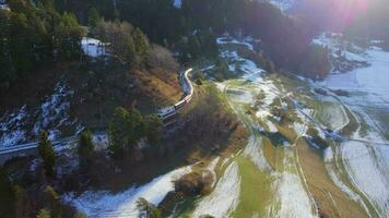 en tåg i schweiz godkänd genom skön landskap video
