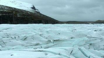 uma enorme geleira dentro Islândia durante a inverno uma popular turista atração video
