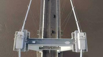 carros e veículos cruzando a severn ponte dentro a Reino Unido aéreo Visão video