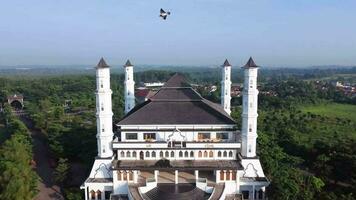 Purwakarta, 05 kann 2023 - - Antenne Video von das Moschee Tajug gede cilodong purwakarta im das Morgen, genommen mit das Drohne dji mavic Mini