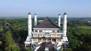 purwacarta, 05 pode 2023 - aéreo vídeo do a mesquita tajug gede cilodong purwakarta dentro a manhã, ocupado usando a zangão dji mavic mini video