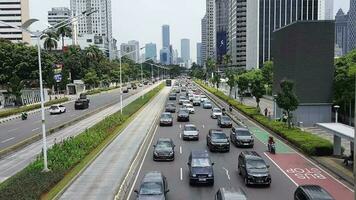 Giacarta, Indonesia nel gennaio 2023. traffico flusso condizioni nel il città di jakarta quale siamo abbastanza occupato su sabato, su fine settimana nel il Kuningan la zona, karetto, Sud Giacarta. video