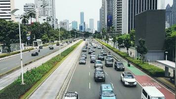 Jakarta, Indonesien im Januar 2023. der Verkehr fließen Bedingungen im das Stadt von Jakarta welche sind ziemlich beschäftigt auf samstags, auf Wochenenden im das Kuningan Bereich, karet, Süd Jakarta. video