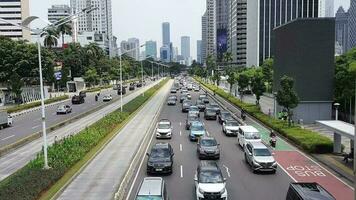 Jakarta, Indonesien im Januar 2023. der Verkehr fließen Bedingungen im das Stadt von Jakarta welche sind ziemlich beschäftigt auf samstags, auf Wochenenden im das Kuningan Bereich, karet, Süd Jakarta. video