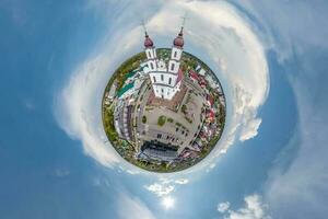 pequeño planeta transformación de esférico panorama 360 grados con vista a Iglesia en centrar de globo en azul cielo. esférico resumen aéreo ver con curvatura de espacio. foto