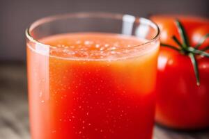 Fresco tomate jugo en un vaso en un de madera fondo, de cerca. sano comida concepto. generativo ai foto