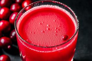 arándano jugo en un vaso en un de madera mesa, selectivo enfocar. sano comida concepto. generativo ai foto