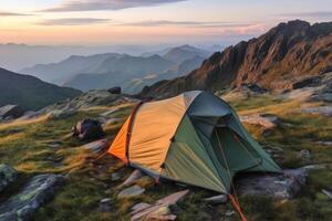 cámping tienda con increíble ver en montaña paisaje a puesta de sol. generativo ai foto