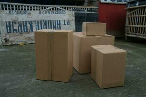 Photo of a pile of brown cardboard boxes