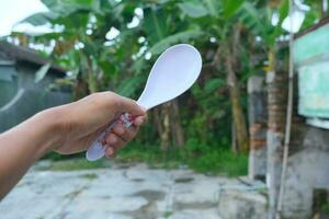 foto de un blanco cuchara retenida en mano