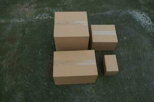 Photo of a pile of brown cardboard boxes