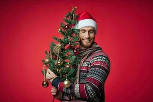 hombre en un suéter Navidad fiesta Navidad árbol decoración foto