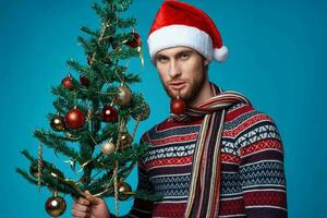 hermoso hombre en un Papa Noel sombrero Navidad decoraciones fiesta nuevo año estudio posando foto