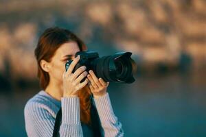 bonito mujer fotógrafo viaje paisaje cámara foto