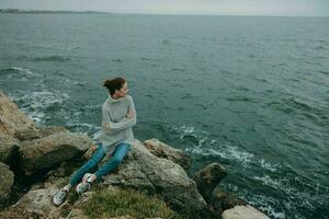 mujer naturaleza rocas costa paisaje Oceano relajación concepto foto