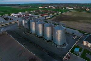 aéreo panorámico ver en agroindustrial complejo con silos y grano el secado línea para el secado limpieza y almacenamiento de cereal cultivos foto