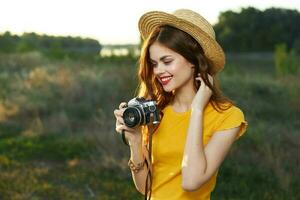 bonito mujer en sombrero fotógrafo pasatiempo estilo de vida verano naturaleza foto