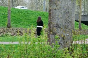 bajo ángulo ver de willen lago parque con local y turista público disfrutando el belleza de lago y parque por caminando alrededor con su familias imágenes estaba capturado en 09-abril-2023 a milton Keynes Reino Unido foto