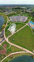 bajo ángulo ver de willen lago parque con local y turista público disfrutando el belleza de lago y parque por caminando alrededor con su familias imágenes estaba capturado en 09-abril-2023 a milton Keynes Reino Unido foto