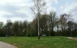 bajo ángulo ver de willen lago parque con local y turista público disfrutando el belleza de lago y parque por caminando alrededor con su familias imágenes estaba capturado en 09-abril-2023 a milton Keynes Reino Unido foto