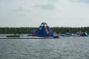 bajo ángulo ver de willen lago parque con local y turista público disfrutando el belleza de lago y parque por caminando alrededor con su familias imágenes estaba capturado en 09-abril-2023 a milton Keynes Reino Unido foto