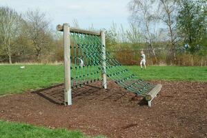 bajo ángulo ver de willen lago parque con local y turista público disfrutando el belleza de lago y parque por caminando alrededor con su familias imágenes estaba capturado en 09-abril-2023 a milton Keynes Reino Unido foto