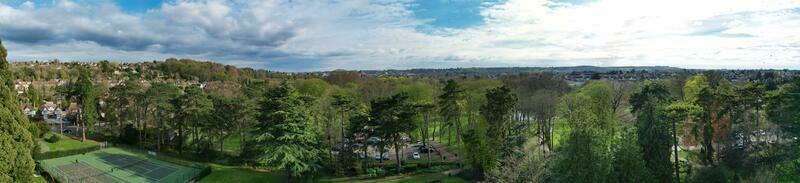 ultra amplio panorámico alto ángulo ver de lutón ciudad de Inglaterra. aéreo ver de pueblo estaba capturado en 17-abril-2023 con drones cámara desde bajo altitud. foto