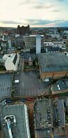 ultra amplio panorámico alto ángulo ver de lutón ciudad de Inglaterra. aéreo ver de pueblo estaba capturado en 17-abril-2023 con drones cámara desde bajo altitud. foto