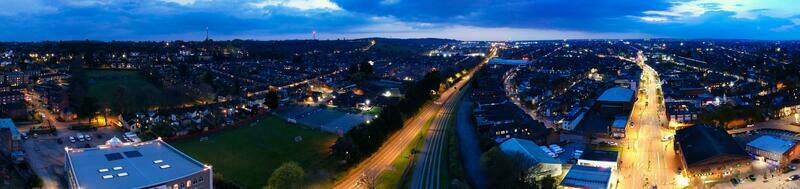 ultra amplio panorámico alto ángulo ver de lutón ciudad de Inglaterra. aéreo ver de pueblo estaba capturado en 17-abril-2023 con drones cámara desde bajo altitud. foto