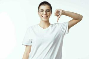 mujer en blanco camiseta con lentes con pobre vista tratamiento foto