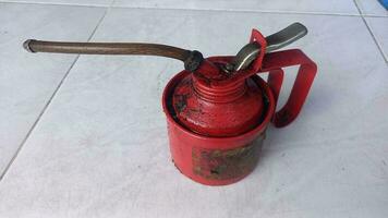 Oil pump tool for lubricating iron photo