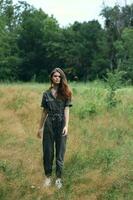 mujer en el bosque verde hojas al aire libre ocupaciones foto