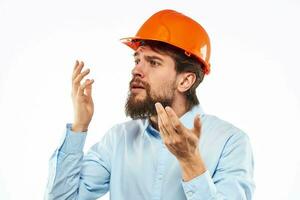 emocional hombre gesticulando con su manos construcción industria naranja difícil sombrero trabajo foto