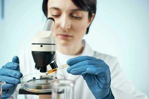 mujer científico microscopio investigación microbiología de cerca foto