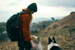 mujer viajes en el montañas con un perro caminar amistad otoño foto