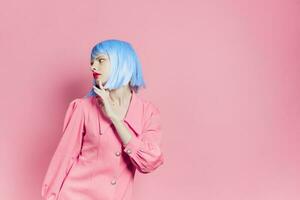 retrato de un mujer usa un azul peluca maquillaje estilo de vida posando foto