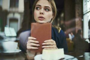 negocio mujer con libro en manos de café café taza estilo de vida foto