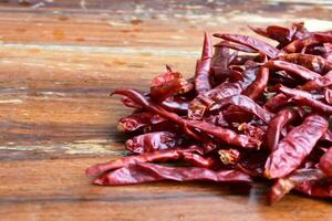 aislado asiático seco rojo chiles en un blanco antecedentes foto