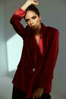 hermosa mujer en lujoso rojo chaqueta brillante maquillaje modelo foto