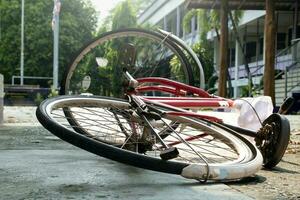 un antiguo bicicleta cuales tiene plano llantas y estacionado por el urbano la carretera y esperado a reparar o a cambio el nuevo uno y a rellenar el aire adentro, suave enfocar. foto