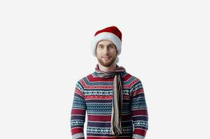 joven hombre con Papa Noel sombrero foto