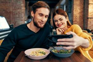 alegre joven Pareja restaurante ocio entretenimiento comunicación foto