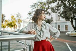 mujer al aire libre atractivo Mira Moda calle estilo foto